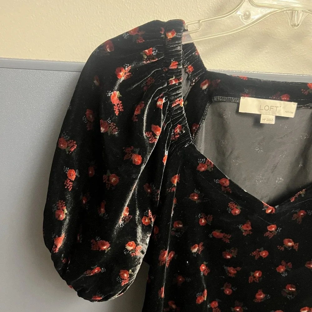 Loft Velour Floral Top Puff Sleeve Black Red Floral Medium Petite‎ Women's
